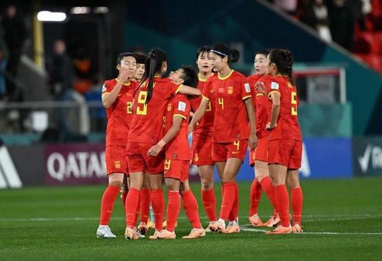 对此贝西诺在Instagram上发文表示：“很遗憾我无法参加今晚的重要比赛，但我接受这个决定。